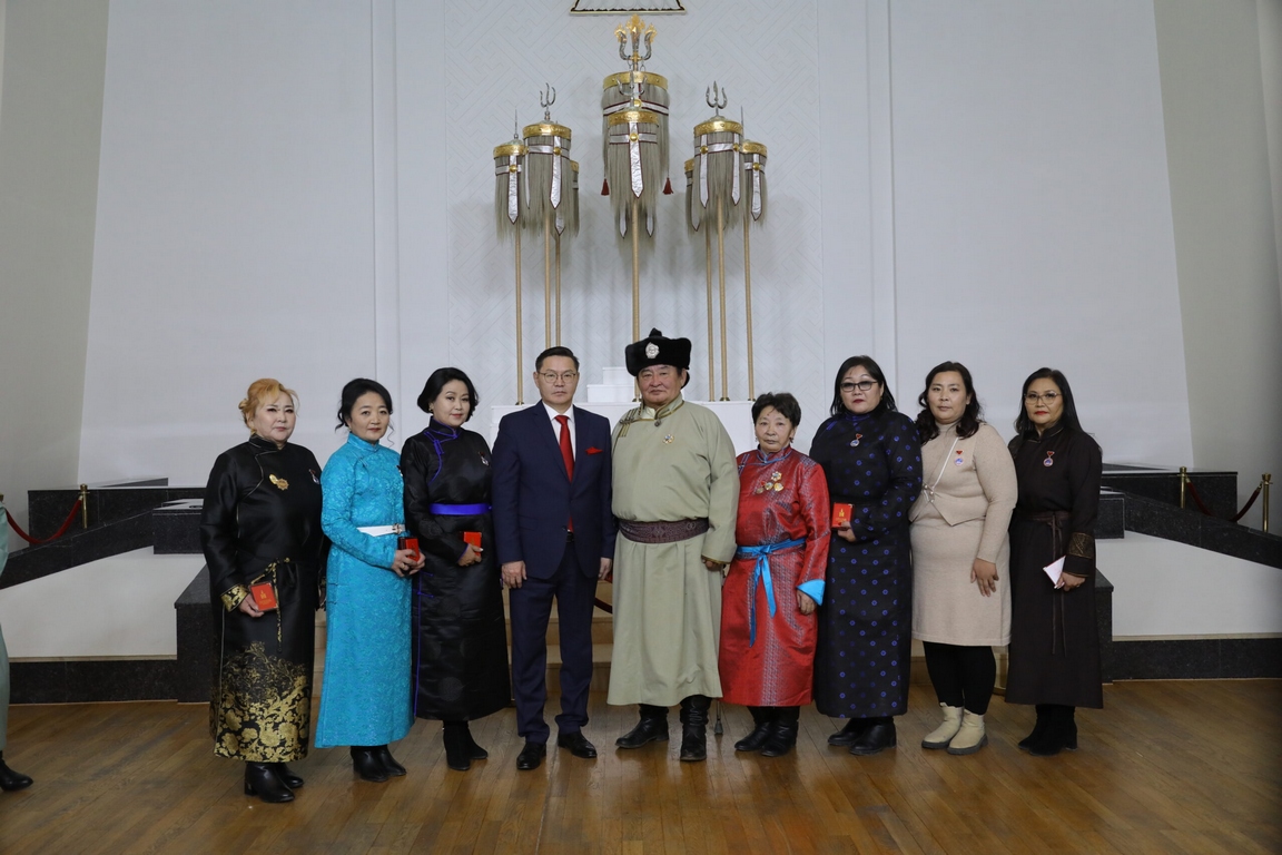 Сүхбаатар аймгийн баялаг бүтээгчдийн төлөөлөлд төрийн дээд одон, медаль ...